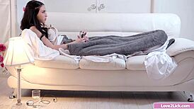 Teen babe licks girlfriend's cunt in face sitting 😏