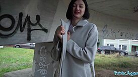 पब्लिक एजेंट: क्यूट 18+ रूसी लड़की पब्लिक में मस्सिव लंड पर cowgirl राइड का मजा लेती है