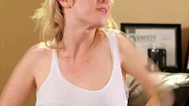 gorgeous girls share tongues in hd