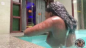 negra gostosa nadou pelada e gozou com bumbum grande