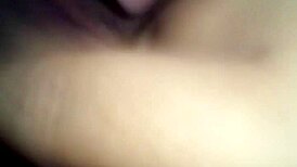 अमेरिकन हॉर्नी लड़की अपने फेवरिट डिल्डो से टेस करती है