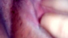 अमेरिकन हॉर्नी लड़की अपने फेवरिट डिल्डो से टेस करती है