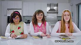 बुक क्लब फोरसम नर्डी गर्लफ्रेंड्स के साथ नाइट क्लब पर