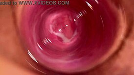 कैमरा मिया की टाइट चूत में गहराई से घूमता है रोमांच के लिए