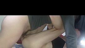 en un cuartucho me folle a la empleada de servicio le dije que me esperara alli para follarla y asi ocurrio sexo sin condon