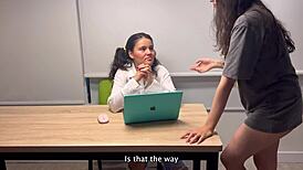 La chica popular de la universidad suplica por aprobar la materia con favores