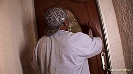 That big salami could barely fit in the girls mouth not to mention her pussy 😏