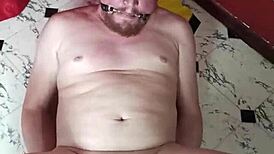 mi esclavo, dime cómo adoras mis pies antes de que te patee las bolas