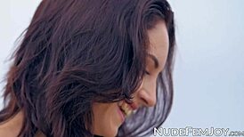 Skinny Sade Mare Spreads Legs