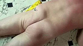 mi esclavo, dime cómo adoras mis pies antes de que te patee las bolas