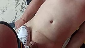 mi esclavo, dime cómo adoras mis pies antes de que te patee las bolas