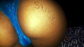 Mi hermanastra me muestra su lencería azul asta destapar su enorme culo ala vista, ella es muy sexy.