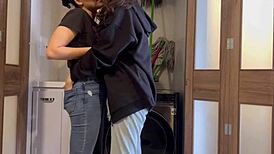 mi hermanastro no está en casa y yo juego con su esposa a médicos calientes sobre la lavadora