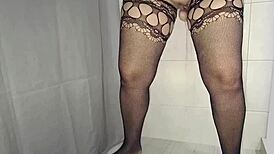 MILF with a pantyhose fetish needs a squirt
