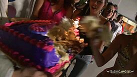 man, i luv watchin kinky sluts gettin wet!