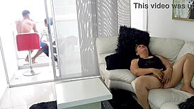 Atrapo a mi madrastra cachonda masturbándose con su coño afeitado en casa. ¡Mírala devorar mi polla con ganas!