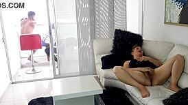 Atrapo a mi madrastra cachonda masturbándose con su coño afeitado en casa. ¡Mírala devorar mi polla con ganas!