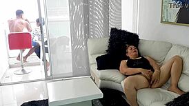 Atrapo a mi madrastra cachonda masturbándose con su coño afeitado en casa. ¡Mírala devorar mi polla con ganas!