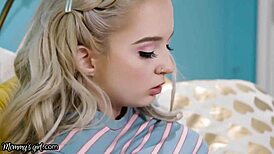 यंग बेब लेक्सी लोर धार्मिक सौतेली माँ को निजी पल में पकड़ती है