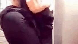 【個撮】発展場を探している男の娘が公衆トイレでオナニーする動画