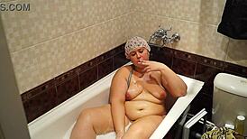 FAT MILF SMOKES CIGARETTE IN BATH, HOME FETISH PAWG