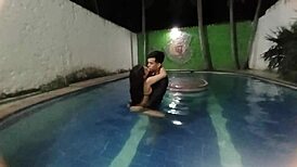 Mackencie, mi nueva hermanastra, quiere hablar seriamente porque a sus 18 años desea probar una verga dura y grande por primera vez. Porno en español con esta latina colombiana.