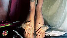 Watch the bush queen cum and sparkle with orgasm?