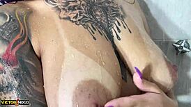 Tomando Banho e Fodendo Minha Namorada na Casa da Sogra com Paixão Intensa