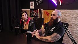 i was watching them fuck when a pussy appeared on his face - queen and iron.