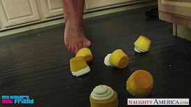 हेय, किंकी आलियाह लव को टुनाइट हार्ड स्लैम्ड देखो!