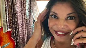 The brunette wife cheats with the milf hunter.