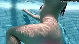 जेसीका लिंकन, तुम उस बिकिनी में सबसे हॉट अंडरवॉटर बेब हो!