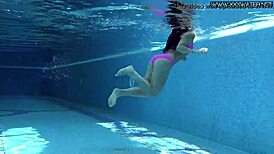 जेसीका लिंकन, तुम उस बिकिनी में सबसे हॉट अंडरवॉटर बेब हो!