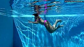 जेसीका लिंकन, तुम उस बिकिनी में सबसे हॉट अंडरवॉटर बेब हो!