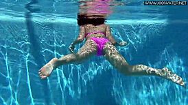 जेसीका लिंकन, तुम उस बिकिनी में सबसे हॉट अंडरवॉटर बेब हो!