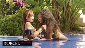 अरे, हमारे साथ पूल के पास लेस्बियन वाइब महसूस करो?