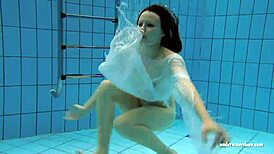 क्रिस्टी, हॉट ब्रूनेट बेब, स्विमिंग पूल के पास अंडरवॉटर बिकिनी में बिग बूब्स दिखाती है।