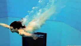 क्रिस्टी, हॉट ब्रूनेट बेब, स्विमिंग पूल के पास अंडरवॉटर बिकिनी में बिग बूब्स दिखाती है।