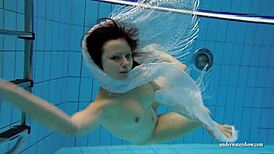 क्रिस्टी, हॉट ब्रूनेट बेब, स्विमिंग पूल के पास अंडरवॉटर बिकिनी में बिग बूब्स दिखाती है।