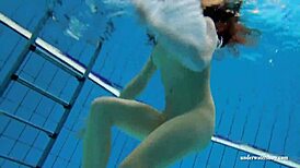 क्रिस्टी, हॉट ब्रूनेट बेब, स्विमिंग पूल के पास अंडरवॉटर बिकिनी में बिग बूब्स दिखाती है।