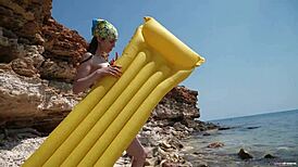 sexy sirena fingers tight pussy to orgasm at beach