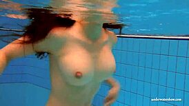 क्रिस्टी, हॉट ब्रूनेट बेब, स्विमिंग पूल के पास अंडरवॉटर बिकिनी में बिग बूब्स दिखाती है।