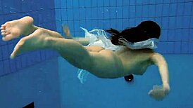 क्रिस्टी, हॉट ब्रूनेट बेब, स्विमिंग पूल के पास अंडरवॉटर बिकिनी में बिग बूब्स दिखाती है।