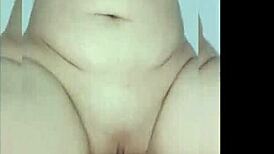 mi cachonda hermanastra me dice, 'ven aqui y te saco la leche con mi boca grande' mientras folla duro