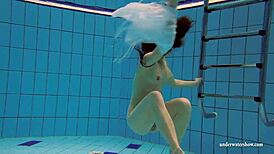 क्रिस्टी, हॉट ब्रूनेट बेब, स्विमिंग पूल के पास अंडरवॉटर बिकिनी में बिग बूब्स दिखाती है।