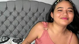 स्टूडेंट अपनी क्लासमेट को स्कूल के बाद स्टेमी मुलाकात में लुभाती है