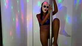 Amateur morena sexy dances on the tube with big ass