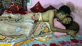 यह डेसी टीन 18+ लड़की हॉट विलेज सेक्स के लिए हुक अप करती है। उसकी शेव्ड पस्सी रैंच डेट पर वाइल्ड हो जाती है!