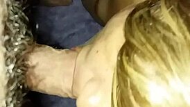 Dando o cuzinho apertado e chupando pica gostosa