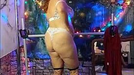 Hotwife Steffi strips down and spreads her wet slit. Her moves are pure fire!